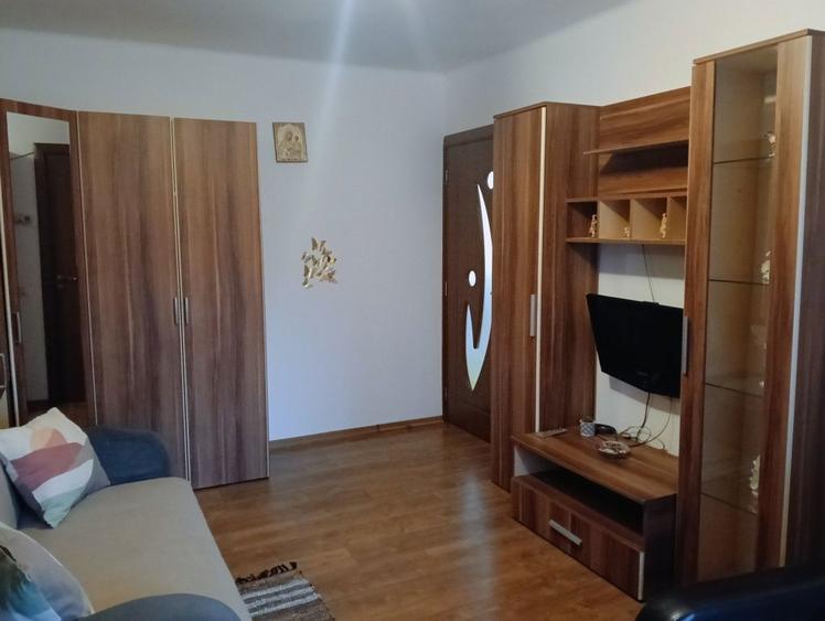 Garsoniera de inchiriat Viziru 4, vizavi de Scoala 31,etaj 2/4 - 3