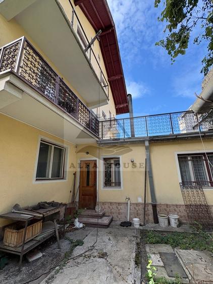 Casă individuală cu 10 camere cu Canalizare în Centrul Civic