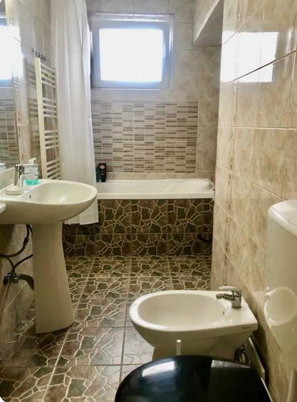 Apartament cu 4 camere decomandat în Între Lacuri
