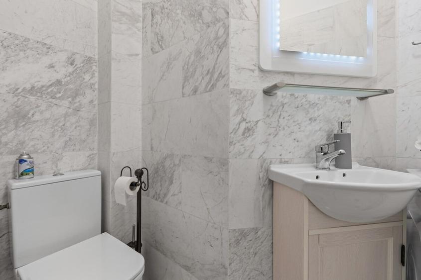 Apartament cu 3 camere semidecomandat în Universitate