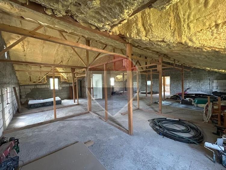 Casă individuală cu 7 camere cu Teren 800 Mp în Măineasca