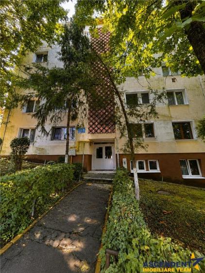 Apartament cu 3 camere decomandat în Cornișa