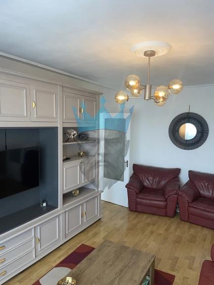 Apartament cu 3 camere semidecomandat în Tineretului