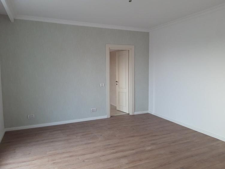 Apartament cu 4 camere semidecomandat în Bucureștii Noi