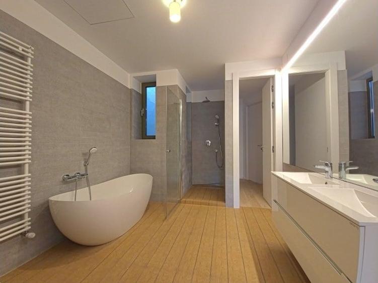 Casă cu 10 camere cu Teren 352 Mp în Dorobanți