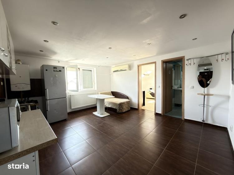 Apartament cu 3 camere semidecomandat în Central