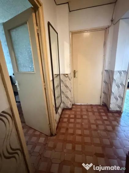 Apartament cu 4 camere semidecomandat în Calea București