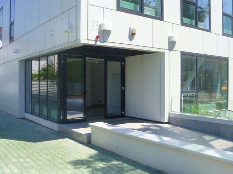 Spatiu birouri de inchiriat -  1/2 din etajul 1 + locuri de parcare - 3