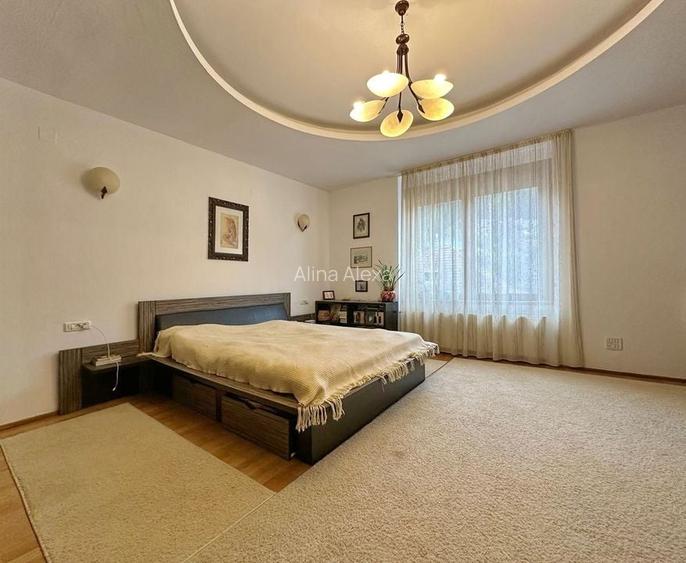 Apartament cu 4 camere de vânzare - Centrul Civic, Brașov Apartament cu 4 camere de vânzare - Centrul Civic, Brașov