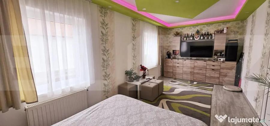 Casă cu 7 camere cu Teren 1346 Mp în Central