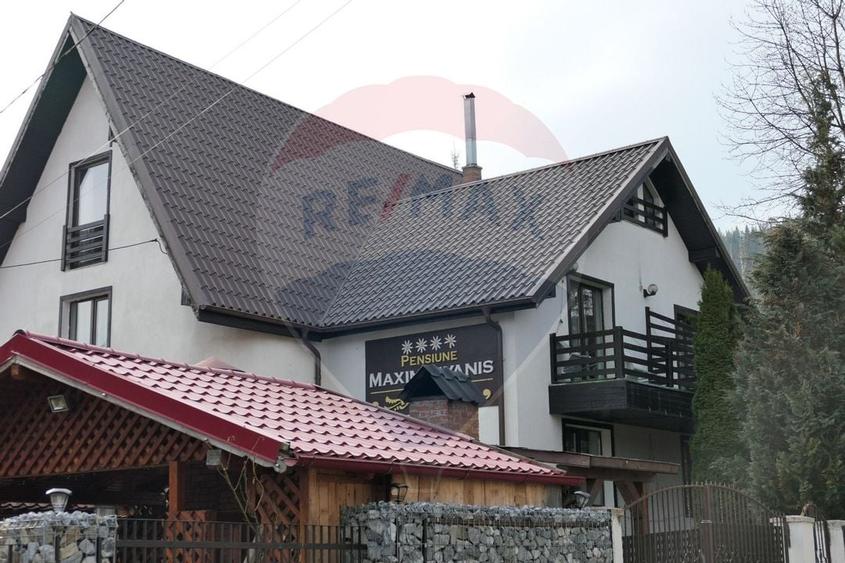 Vilă cu 10 camere de vânzare în zona Centrala - 1