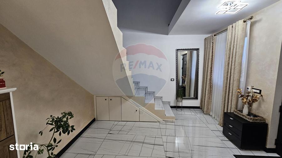 Casă cu 5 camere cu Teren 2500 Mp în Moara