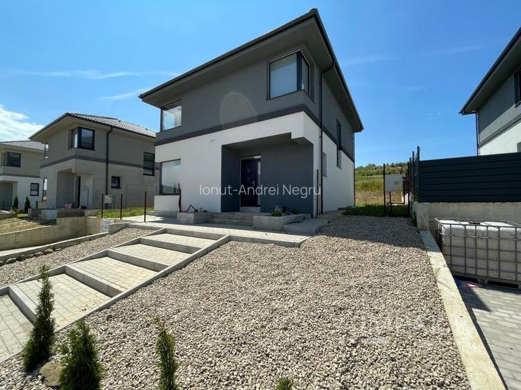 Casa individuala de vanzare intr-un complex nou din Corusu!
