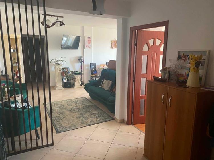 Apartament cu 3 camere semidecomandat în Exterior Vest