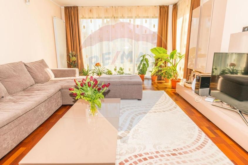 Casă individuală cu 6 camere cu Teren 1071 Mp în Central