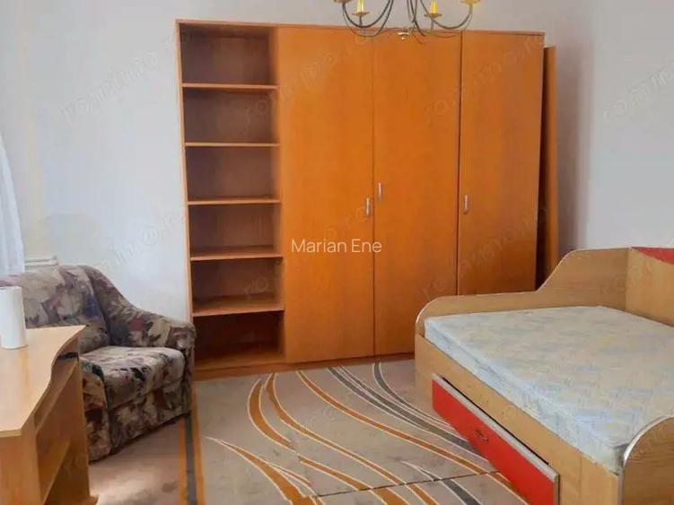 Garsoniera la casa, curte comuna - strada Razboieni Garsoniera la casa, curte comuna - strada Razboieni
