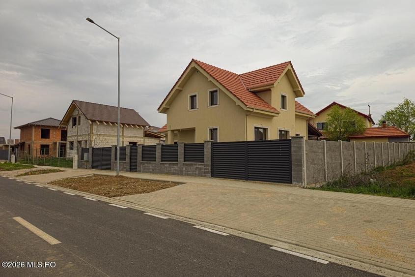 Giarmata - Casa P+1, 4 Dormitoare, 4 Bai, Garaj, Beci, Teren 556 Mp - 1