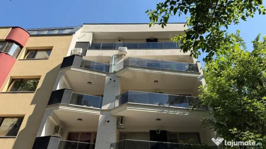 Apartament cu 4 camere semidecomandat în Iancului