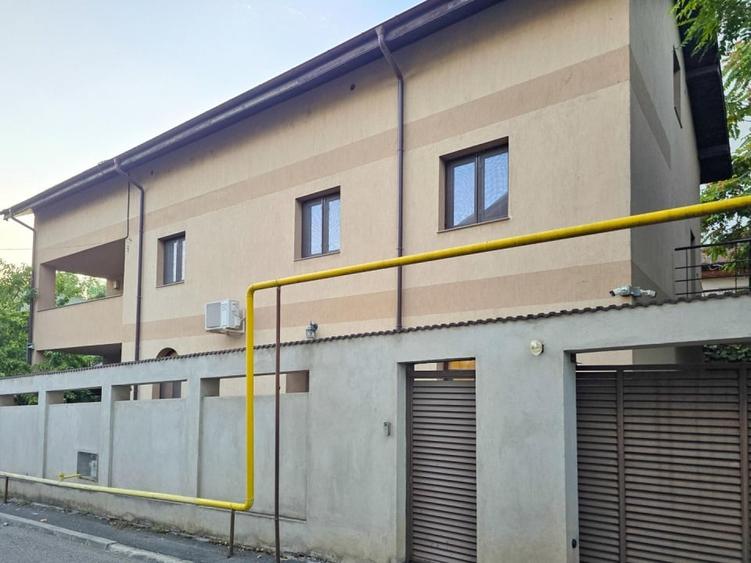 Casă cu 7 camere cu Teren 500 Mp în Unirii