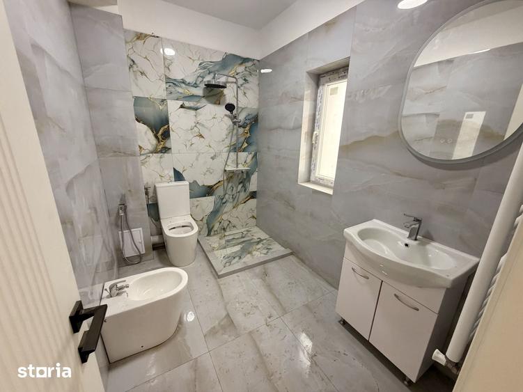 Casă cu 8 camere cu Teren 495 Mp în Glina