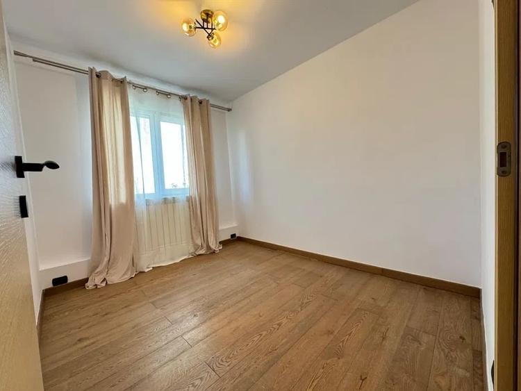Apartament cu 4 camere semidecomandat în Mircea cel Bătrân