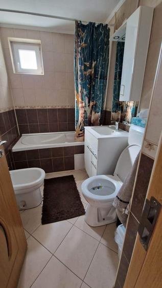Apartament cu 3 camere decomandat în Exterior Vest