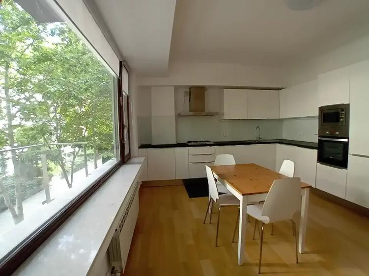 Apartament cu 3 camere semidecomandat, mobilat în Clucerului