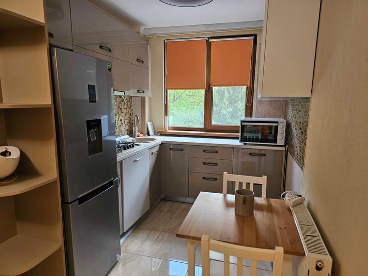Apartament cu 3 camere semidecomandat în Central