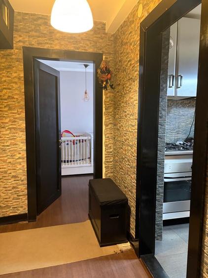 Apartament cu 3 camere semidecomandat în Calea București