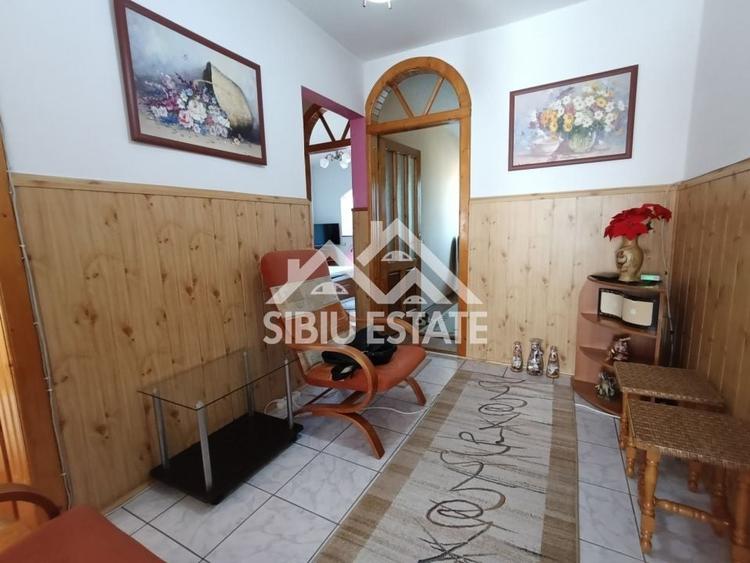 Apartament cu 3 camere decomandat, mobilat în Valea Aurie