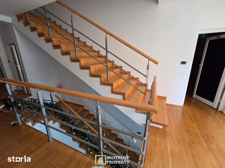 Casă cu 10 camere cu Teren 2045 Mp în Central