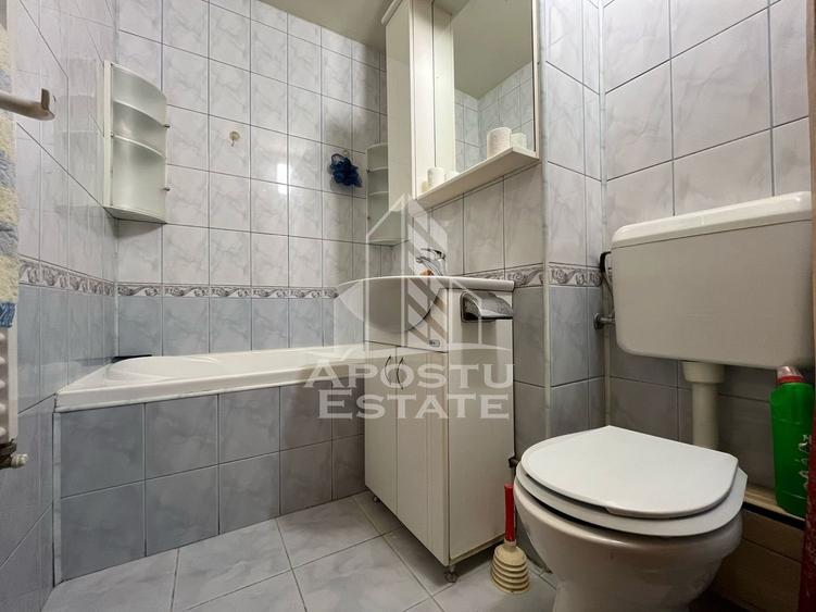Apartament cu 3 camere, decomandat, etajul 2 , centrala proprie - 8