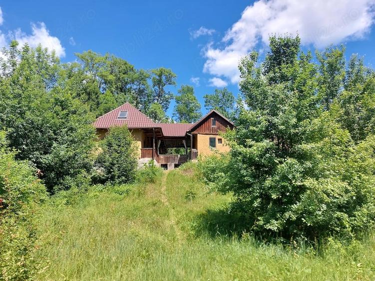 Casă cu Teren 4811 Mp în Peștera (Băița)