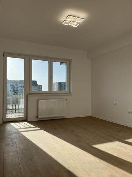 Apartament cu 3 camere decomandat în Tractorul