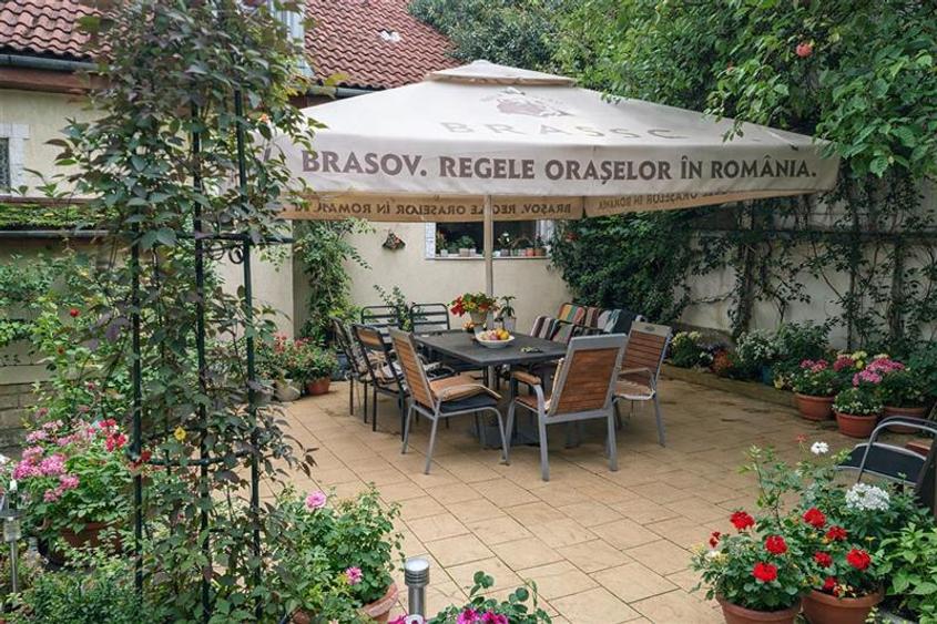 Casa Bartolomeu, pe doua nivele, stil deosebit, curte comuna - 1