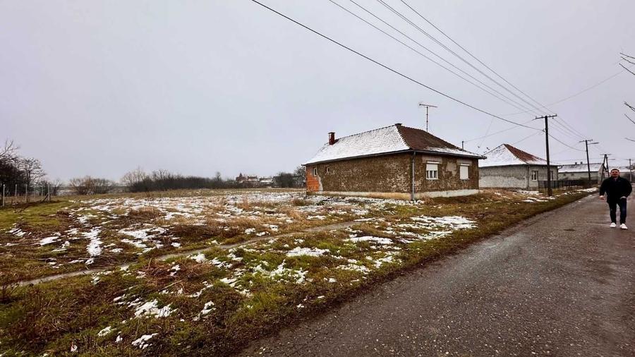 De vanzare teren + 4 case! Pret: 5 euro/m2 Suprafata totala: peste 20.000 m2 - 4