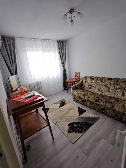Apartament cu 2 camere, decomandat,  zona Podu Ros - 1
