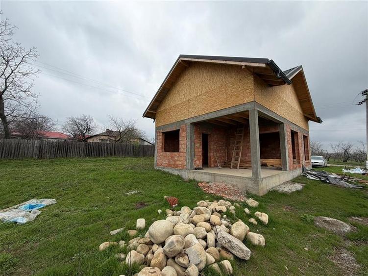 Casa la rosu din caramida de vanzare in comuna Carligele - 2