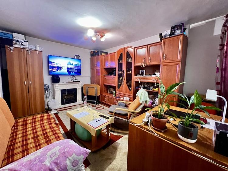 Apartament spatios, 3 camere, decomandat, etaj 1 - Calea Sagului - 2