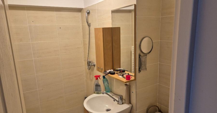 Proprietar , inchiriez apartament , renovat , 4 camere ,zona buna. - 8