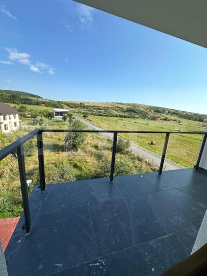 Apartament cu 3 camere decomandat în Est