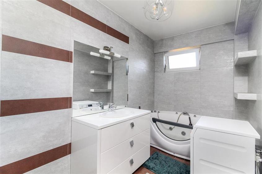 Apartament cu 3 camere semidecomandat, mobilat în Andrei Mureșanu
