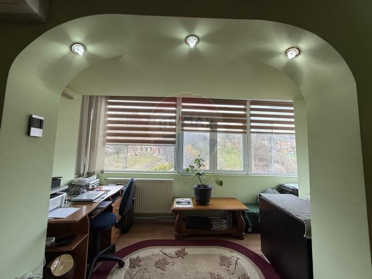 Apartament cu 3 camere de vânzare în Centrul orașului Câmpulung - 5