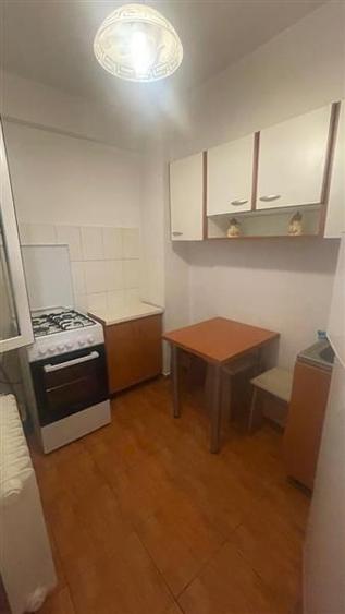 Dristor, garsoniera luminoasa in bloc mixt - 6