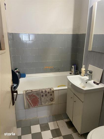 Apartament 3 camere , zona Scoala nr 10 , et 78 , decomandat , liber - 9