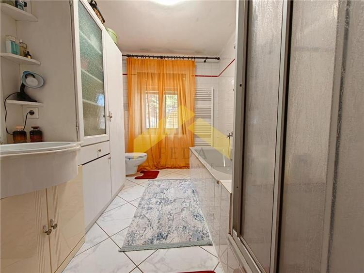 Casă individuală cu 6 camere cu Piscina în Cladova