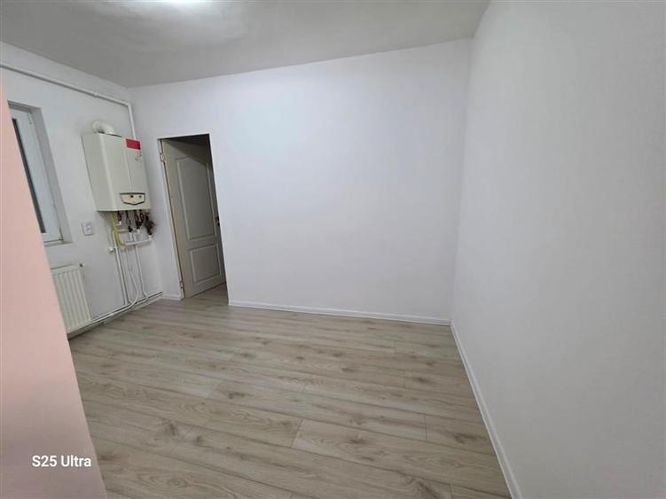Apartament cu 3 camere semidecomandat în Micro 9