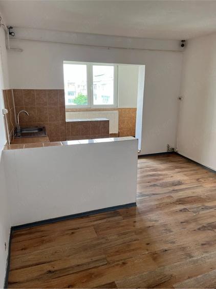Apartament cu 3 camere semidecomandat în Mioriței