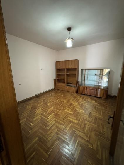 Casă individuală cu 8 camere cu Canalizare în Ultracentral