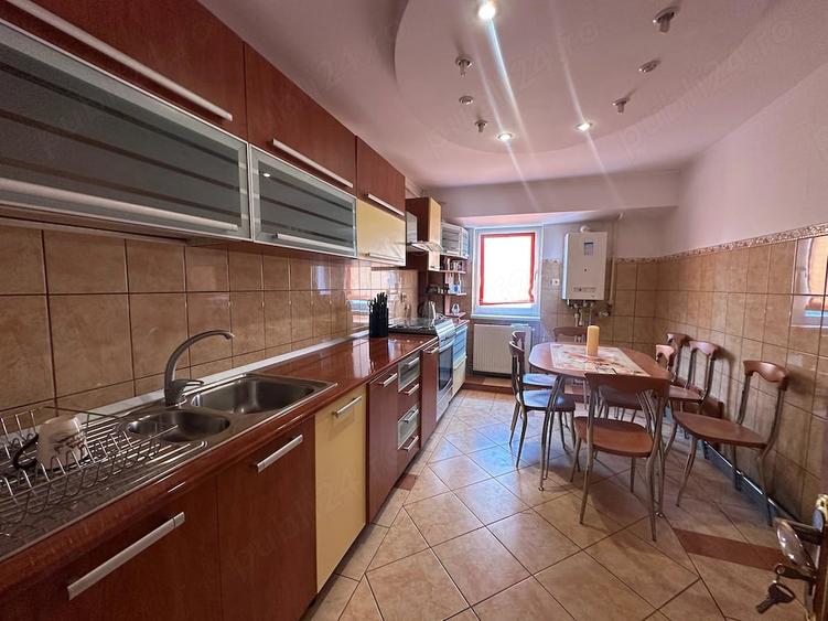 Apartament cu 3 camere decomandat în Central